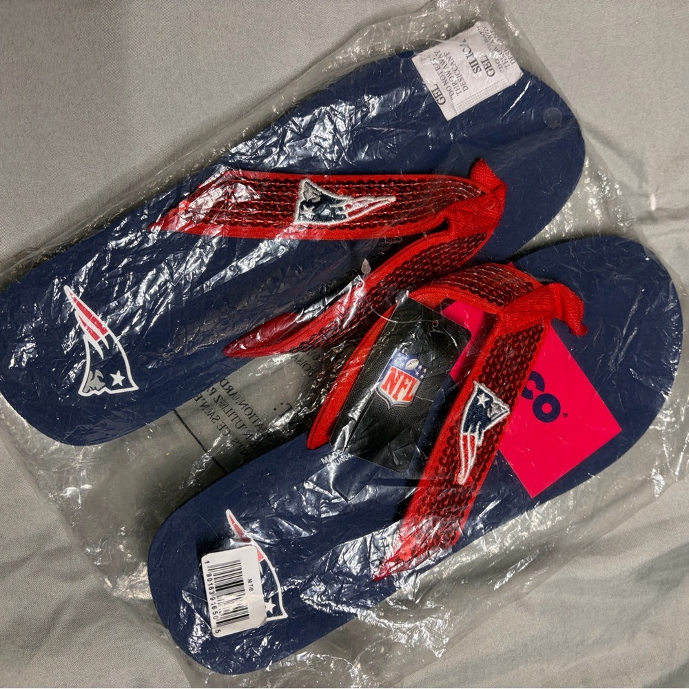 NWT PATRIOT NFL FLIP FLOPS